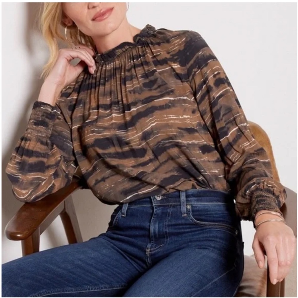 NWT Cloth and Stone Evereve Blurred Stripe Top Size M.